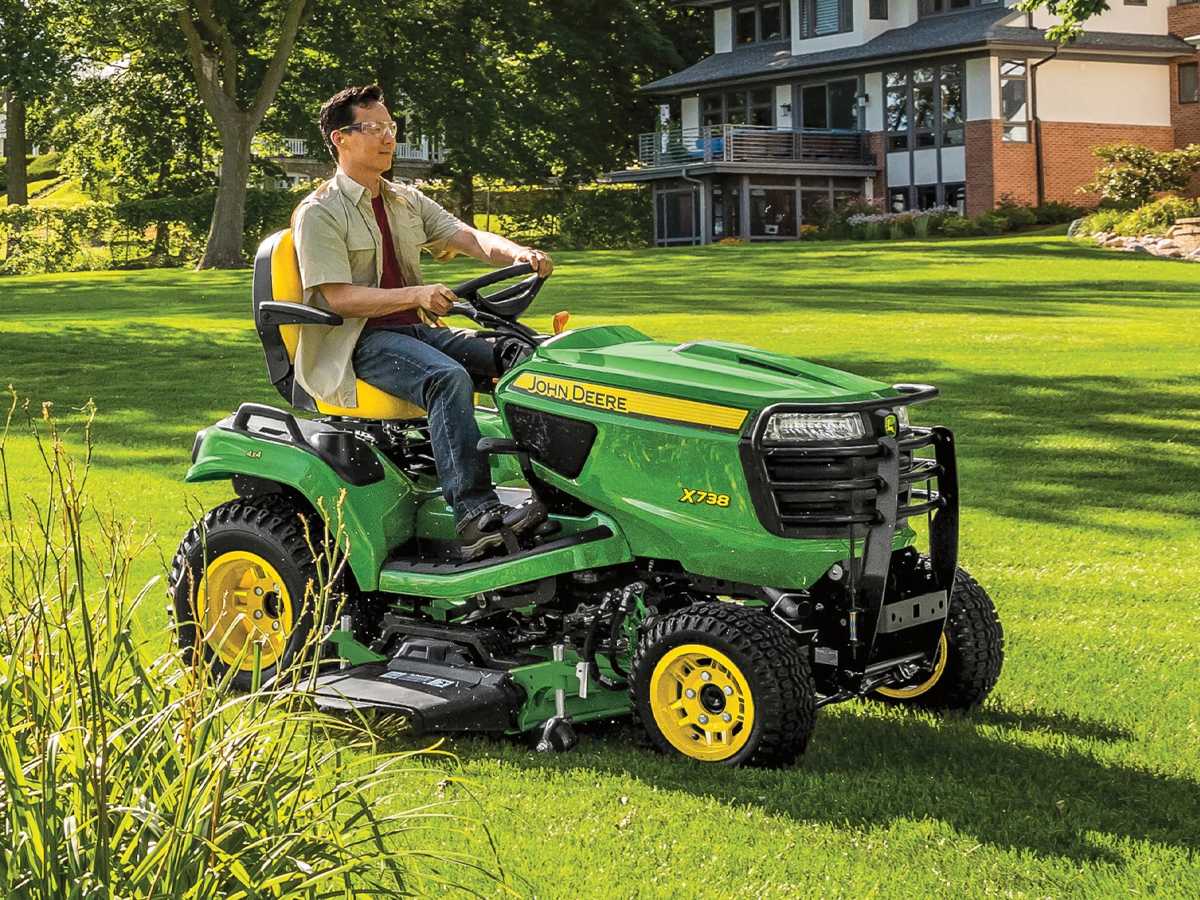 John Deere XUV590M Gator Utility Vehicle