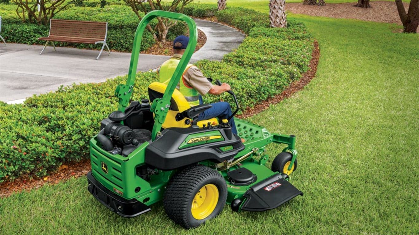 John Deere S220 Lawn Tractor